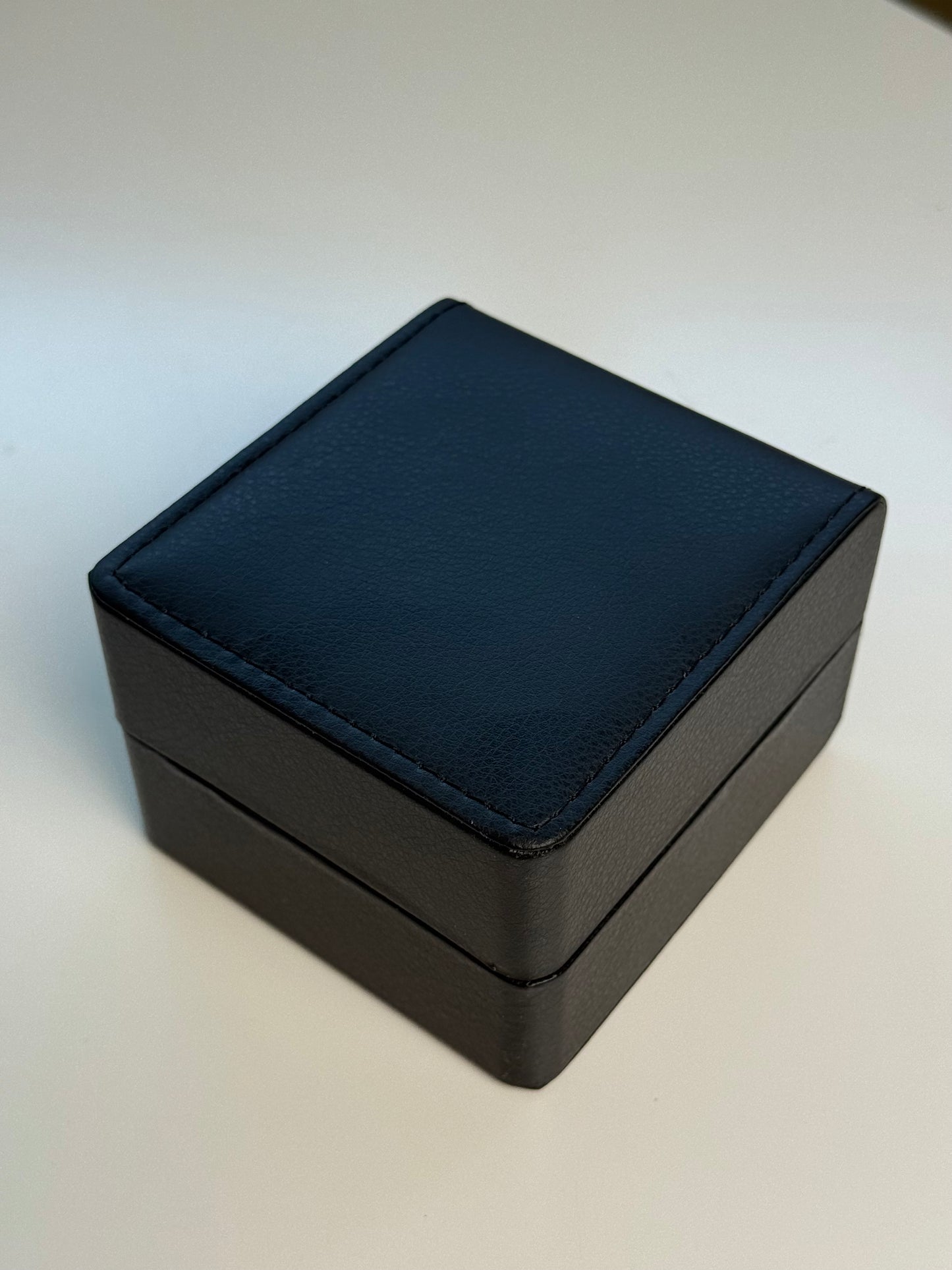 Boîte de présentation luxe pour montre – Cuir noir et intérieur blanc
